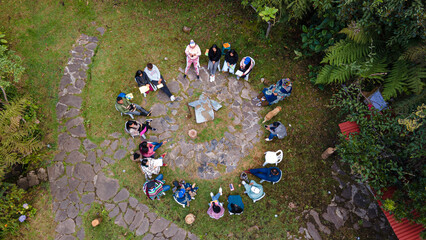 En armonía con la naturaleza: personas reunidas en círculo