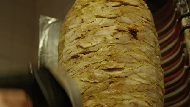 D&ouml;ner Kebap Fleischspie&szlig; schneiden / nahe Einestellung