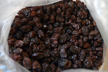 Bolsa con pasas de uvas negras. Uvas deshidratadas. 