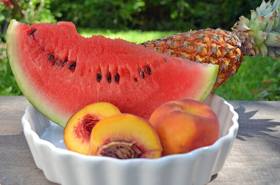 Deliciosas y frescas frutas de verano / sand&iacute;a, anan&aacute;/pi&ntilde;a, durazno / frutas tropicales