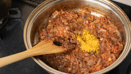 スパイスカレーを作るイメージ│ターメリックの投入
