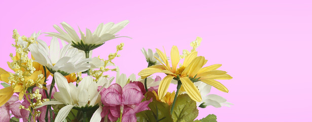 banner con Flores y pétalos de colores en fondo rosado con espacio para texto y texto en ingles...