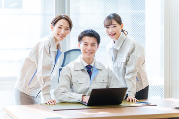 Obraz premium オフィスでパソコンを使う作業服を着た人々