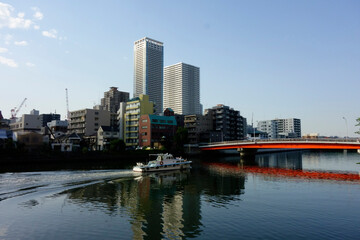 Fototapeta na wymiar 日本東京、ウォーターフロント運河漁船の小型ボートが、ダウンタウン街の眺め