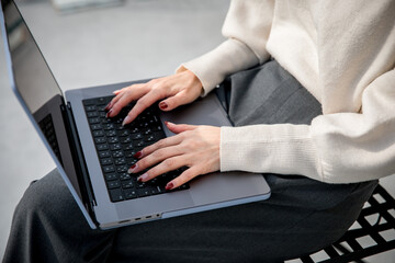 Fototapeta premium ノートパソコンを操作する女性の手元