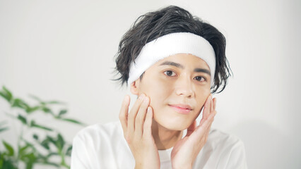 肌を手入れする男性　スキンケア　メンズコスメ　男性用化粧品