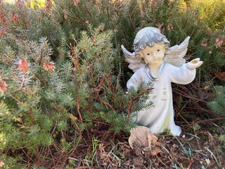 Engel auf dem Friedhof im Winter
