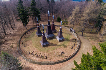 Rotunda – austriacki cmentarz z I wojny światowej, obecnie całkowicie zrekonstruowany, usytuowany na szczycie góry Rotunda w Beskidzie Niskim  - obrazy, fototapety, plakaty