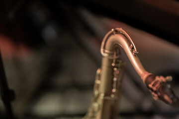 The ligature of an alto saxophone