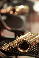 Obraz premium An alto saxophone laying on a chair waiting for the next big band set