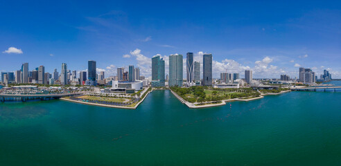 Naklejka premium Museum Park baywalk on a cityscape aerial view at Miami Beach, Florida. Baywalk park at the center of the modern cityscape with waterfront and blue sky background.