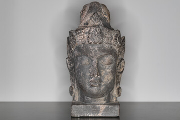 Frontalansicht einer steinernen Buddha-Statue