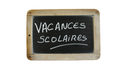 les mots "vacances scolaires" écrit en français sur une ardoise
