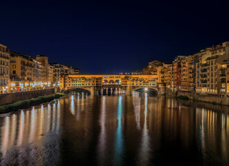 Obraz premium Famous Ponte Vecchio bridge on the river Arno River at sunset, Florence, Italy