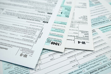 Obraz premium closeup of 1040 US personal income tax form on desk