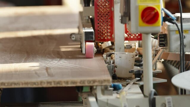 machine for adjusting the edge of a laminate board in carpentry