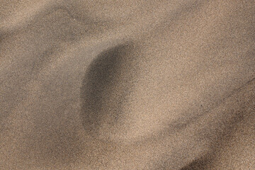 Detailaufnahme von verwehtem Sand in einer Sandmulde