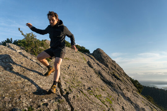 Male trail runner on Pena&Acirc;&nbsp;del&Acirc;&nbsp;Zumate&Acirc;&nbsp;summit,&Acirc;&nbsp;Omitlan,&Acirc;&nbsp;Hidalgo, Mexico