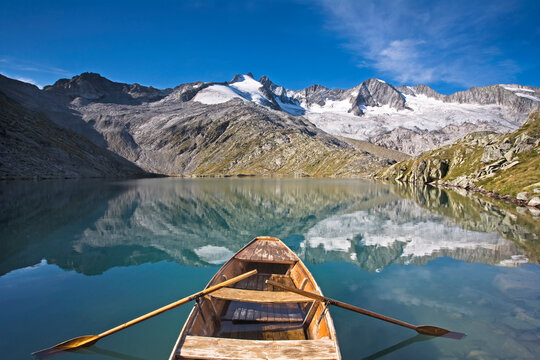 Austria, Tyrol, Rowboat floating in Oberer Gerlossee lake