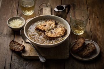 potage soupe à l'oignon avec tartines de pain et fromage gratiné