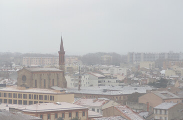 Vue sur les toits enneigés de Toulouse
