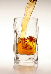 Servir un whisky dans un verre sur fond blanc