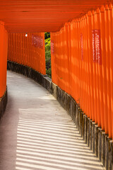 日本　山口県下関市にある福徳稲荷神社の朱色の千本鳥居
