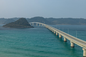 Naklejka premium 日本 山口県下関市にある角島大橋とコバルトブルーの海