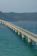 Fototapeta na wymiar 日本　山口県下関市にある角島大橋とコバルトブルーの海