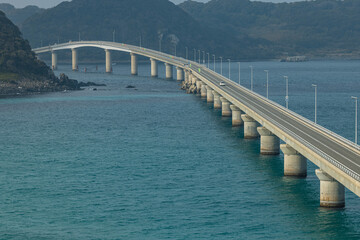 Fototapeta na wymiar 日本　山口県下関市にある角島大橋とコバルトブルーの海