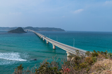 Obraz premium 日本 山口県下関市にある角島大橋とコバルトブルーの海