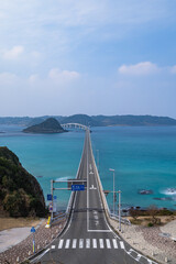 日本　山口県下関市にある角島大橋とコバルトブルーの海