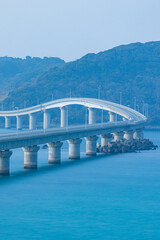 日本　山口県下関市にある角島大橋とコバルトブルーの海