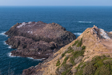 日本　山口県長門市にある元乃隅神社から見える日本海と龍宮の潮吹きが見える断崖