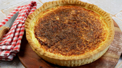 quiche au fromage, en gros plan, sur une table