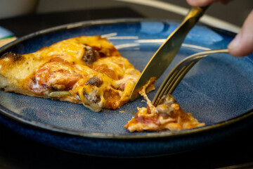 cutting pizza 