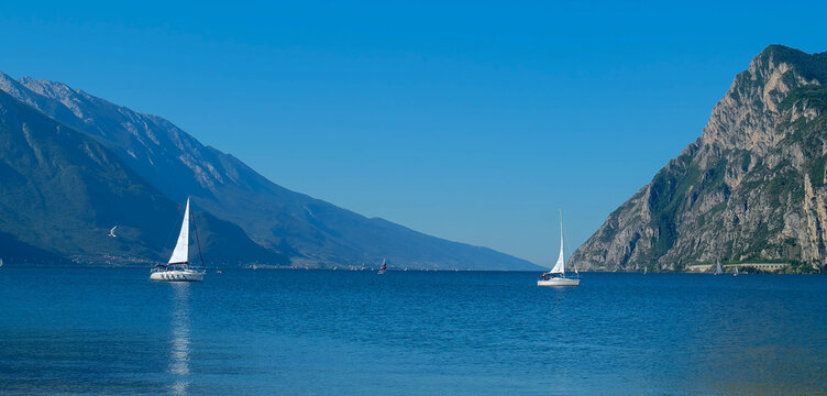 Strand von Riva am Gardasee in Italien mit Segelbooten	