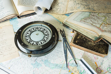 analoge Navigation mit Karte und Kompass