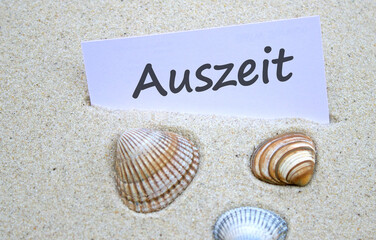 Karte im Sand, mit dem Notiz; "Auszeit"