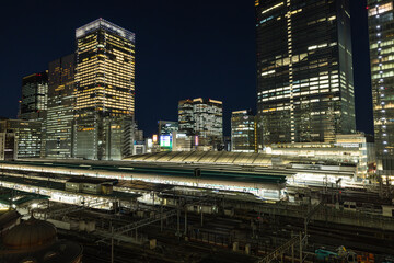 Fototapeta na wymiar 日本　東京都千代田区丸の内のKITTEガーデンから赤レンガ作りの東京駅と高層ビル群の夜景