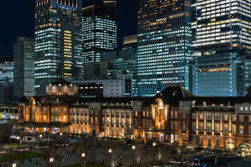 Fototapeta na wymiar 日本　東京都千代田区の丸の内ビルディングから見える赤レンガ作りの東京駅舎と高層ビルの夜景