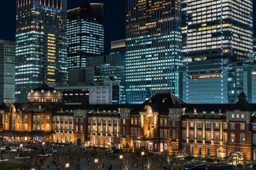 Fototapeta na wymiar 日本　東京都千代田区の丸の内ビルディングから見える赤レンガ作りの東京駅舎と高層ビルの夜景
