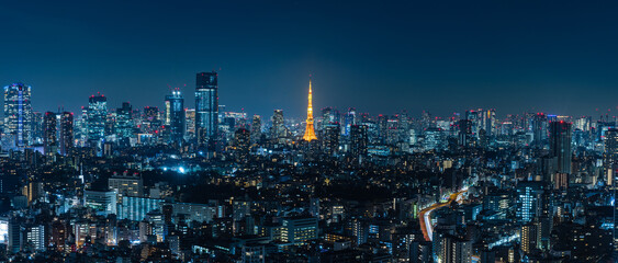 日本　東京都渋谷区の恵比寿ガーデンプレイスタワーのスカイラウンジから眺める東京の夜景と東京タワー - obrazy, fototapety, plakaty