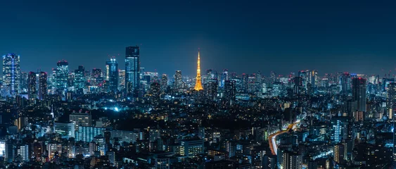 Fotobehang 日本　東京都渋谷区の恵比寿ガーデンプレイスタワーのスカイラウンジから眺める東京の夜景と東京タワー © pespiero