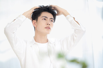 スプレーでヘアセット理想のメンズスタイルを長時間キープする方法|Hair Salon Arsham