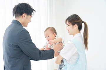 Fototapeta premium 保育園に赤ちゃんを預ける父親