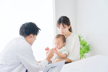 診察を受ける乳幼児