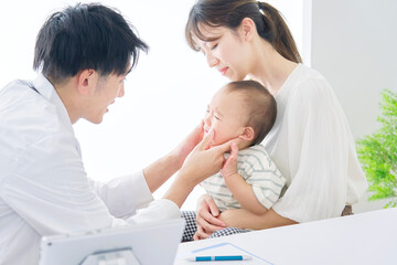 診察を受ける乳幼児