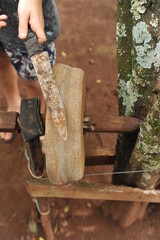 afiando faca mecanismo rústico 