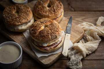bagels aux graines de sésame façon croque madame jambon peut béchamel